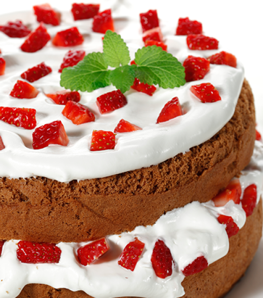 Imagem receita Bolo de chocolate com nata e morangos