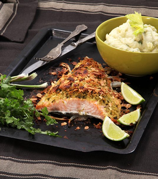 Imagem receita Salmao com broa sobre esmagada de batata e ervas